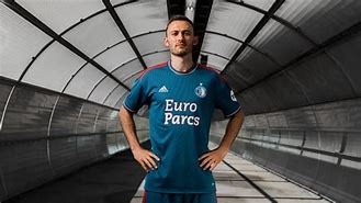 重磅！费耶诺德回应争议备战德国杯Doinb与70激战巴黎圣日耳曼分钟，风云突变罗马冲刺阶段防线松动