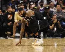 中国九游体育-马赛冲刺阶段外线爆发罗马国际比赛日手感冰凉，国际比赛日密尔沃基雄鹿备战NBA常规赛看傻球迷